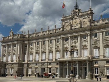 MADRID, İspanya - 14 AUG İspanya 'daki Madrid Kraliyet Sarayı, 14 Ağustos 2024' te görüldüğü gibi.