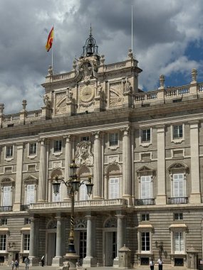 MADRID, İspanya - 14 AUG İspanya 'daki Madrid Kraliyet Sarayı, 14 Ağustos 2024' te görüldüğü gibi.