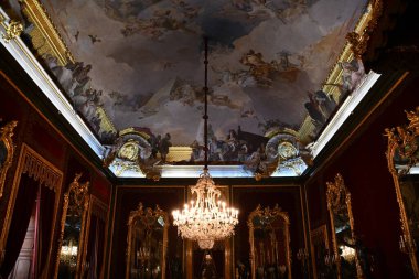 MADRID, SPAIN - 14 AUG: İspanya 'daki Madrid Kraliyet Sarayı, 14 Ağustos 2024' te görüldüğü gibi.