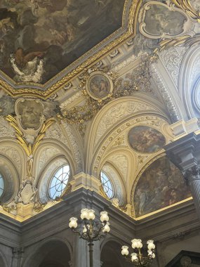 MADRID, SPAIN - 14 AUG: İspanya 'daki Madrid Kraliyet Sarayı, 14 Ağustos 2024' te görüldüğü gibi.