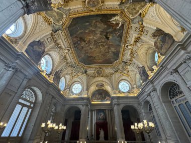 MADRID, SPAIN - 14 AUG: İspanya 'daki Madrid Kraliyet Sarayı, 14 Ağustos 2024' te görüldüğü gibi.