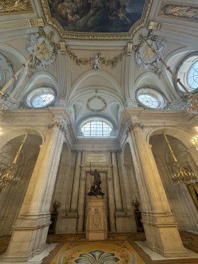 MADRID, SPAIN - 14 AUG: İspanya 'daki Madrid Kraliyet Sarayı, 14 Ağustos 2024' te görüldüğü gibi.