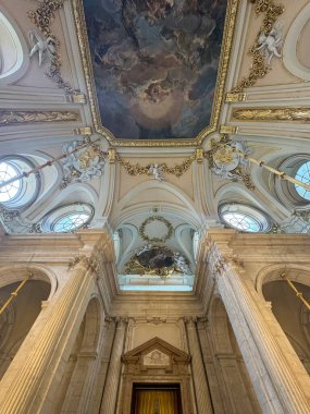 MADRID, SPAIN - 14 AUG: İspanya 'daki Madrid Kraliyet Sarayı, 14 Ağustos 2024' te görüldüğü gibi.