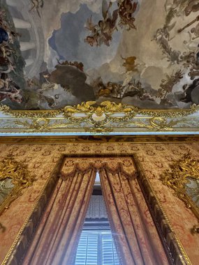 MADRID, SPAIN - 14 AUG: İspanya 'daki Madrid Kraliyet Sarayı, 14 Ağustos 2024' te görüldüğü gibi.