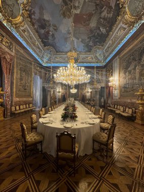 MADRID, SPAIN - 14 AUG: İspanya 'daki Madrid Kraliyet Sarayı, 14 Ağustos 2024' te görüldüğü gibi.