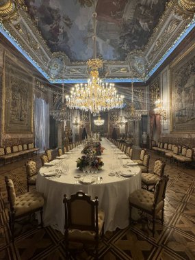 MADRID, SPAIN - 14 AUG: İspanya 'daki Madrid Kraliyet Sarayı, 14 Ağustos 2024' te görüldüğü gibi.