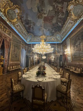 MADRID, SPAIN - 14 AUG: İspanya 'daki Madrid Kraliyet Sarayı, 14 Ağustos 2024' te görüldüğü gibi.