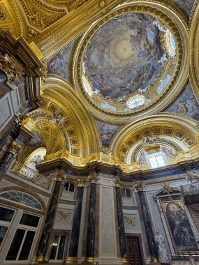 MADRID, SPAIN - 14 AUG: İspanya 'daki Madrid Kraliyet Sarayı, 14 Ağustos 2024' te görüldüğü gibi.