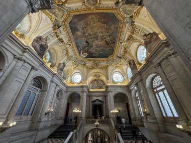 MADRID, SPAIN - 14 AUG: İspanya 'daki Madrid Kraliyet Sarayı, 14 Ağustos 2024' te görüldüğü gibi.