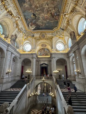 MADRID, SPAIN - 14 AUG: İspanya 'daki Madrid Kraliyet Sarayı, 14 Ağustos 2024' te görüldüğü gibi.