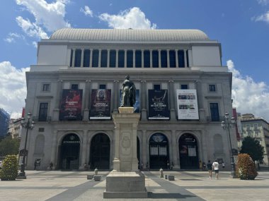 MADRID, SPAIN - 14 AUG: 14 Ağustos 2024 'te Madrid, İspanya' da Teatro Real Opera Binası ve Plaza de Isabel 'de görüldü..