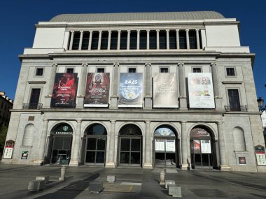 MADRID, İspanya - 14 AUG: 14 Ağustos 2024 'te Madrid, İspanya' daki Teatro Real Opera Binası 'nda görüldüğü gibi.
