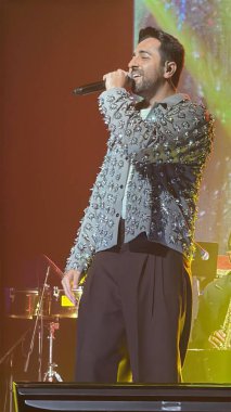 CARTERET, NJ - NOV 22: Ayushmann Khurrana 22 Kasım 2024 'te Carteret, New Jersey' de canlı performans sergiliyor..