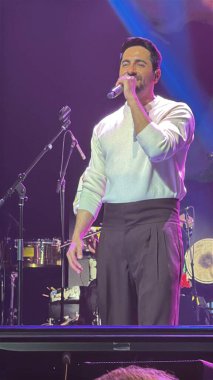 CARTERET, NJ - NOV 22: Ayushmann Khurrana 22 Kasım 2024 'te Carteret, New Jersey' de canlı performans sergiliyor..