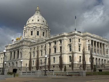 ST Paul, MN - 21 Nisan 2025 'te St. Paul, Minnesota' da görülen Minnesota Eyalet Meclisi.