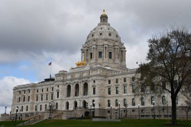 ST Paul, MN - 21 Nisan 2025 'te St. Paul, Minnesota' da görülen Minnesota Eyalet Meclisi.