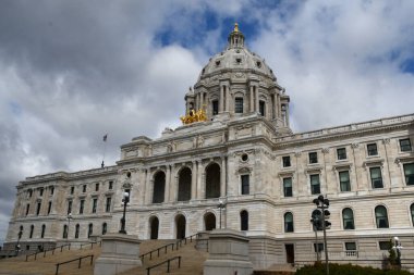 ST Paul, MN - 21 Nisan 2025 'te St. Paul, Minnesota' da görülen Minnesota Eyalet Meclisi.