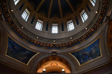 ST Paul, MN - 21 Nisan 2025 'te St. Paul, Minnesota' da görülen Minnesota Eyalet Meclisi.
