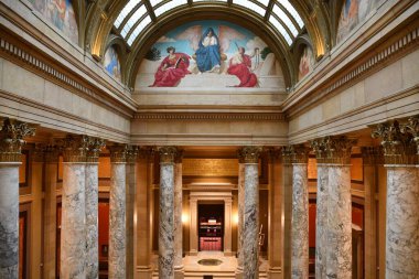 ST Paul, MN - 21 Nisan 2025 'te St. Paul, Minnesota' da görülen Minnesota Eyalet Meclisi.