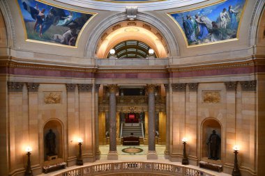 ST Paul, MN - 21 Nisan 2025 'te St. Paul, Minnesota' da görülen Minnesota Eyalet Meclisi.