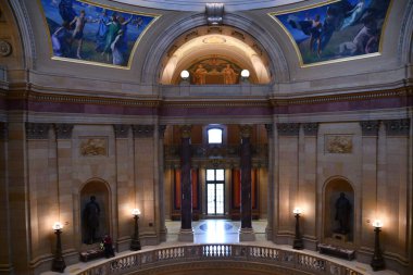 ST Paul, MN - 21 Nisan 2025 'te St. Paul, Minnesota' da görülen Minnesota Eyalet Meclisi.