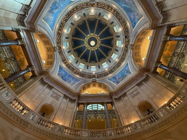 ST Paul, MN - 21 Nisan 2025 'te St. Paul, Minnesota' da görülen Minnesota Eyalet Meclisi.