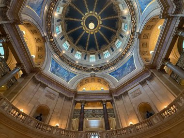 ST Paul, MN - 21 Nisan 2025 'te St. Paul, Minnesota' da görülen Minnesota Eyalet Meclisi.