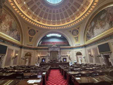 ST Paul, MN - 21 Nisan 2025 'te St. Paul, Minnesota' daki Minnesota Eyalet Meclisi 'nde Senato Odası.