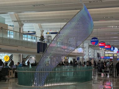 ST PAUL, MN - 23 Nisan 2025 'te Minneapolis-Saint Paul Uluslararası Havalimanı' nda görülen sanat heykeli.