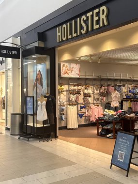 22 Nisan 2025 'te Rochester, Minnesota' daki Apaçi AVM 'deki Hollister mağazasında görüldü..