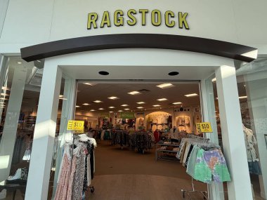 22 Nisan 2025 'te Rochester, Minnesota' daki Apaçi AVM 'deki Ragstock..