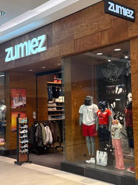 22 Nisan 2025 'te Rochester, Minnesota' daki Apache Mall 'daki Zumiez mağazasında görüldü..