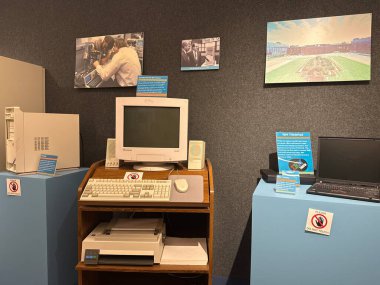 22 Nisan 2025 'te Rochester, Minnesota' daki Olmsted County Tarih Merkezi 'nde IBM sergisi açıldı..