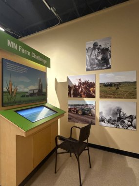 ROCHESTER, MN - 22 Nisan 2025 'te Rochester, Minnesota' daki Olmsted County Tarih Merkezi 'nde sergi.