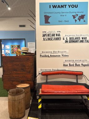 ROCHESTER, MN - 22 Nisan 2025 'te Rochester, Minnesota' daki Olmsted County Tarih Merkezi 'nde sergi.