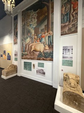 ROCHESTER, MN - 22 Nisan 2025 'te Rochester, Minnesota' daki Olmsted County Tarih Merkezi 'nde sergi.