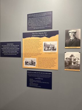 ROCHESTER, MN - 22 Nisan 2025 'te Rochester, Minnesota' daki Olmsted County Tarih Merkezi 'nde sergi.