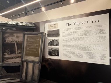 ROCHESTER, MN - 22 Nisan 2025 'te Rochester, Minnesota' daki Olmsted County Tarih Merkezi 'nde sergi.