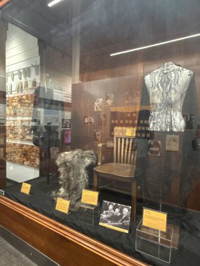 ROCHESTER, MN - 22 Nisan 2025 'te Rochester, Minnesota' daki Olmsted County Tarih Merkezi 'nde sergi.