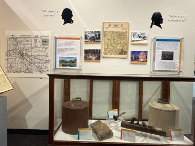 ROCHESTER, MN - 22 Nisan 2025 'te Rochester, Minnesota' daki Olmsted County Tarih Merkezi 'nde sergi.