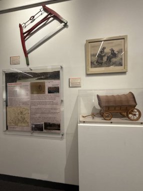 ROCHESTER, MN - 22 Nisan 2025 'te Rochester, Minnesota' daki Olmsted County Tarih Merkezi 'nde sergi.