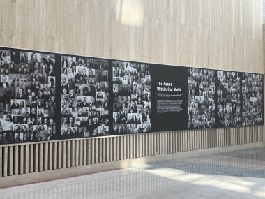 ROCHESTER, MN - 22 Nisan 2025 'te Rochester, Minnesota' daki Mayo Kliniği 'nin modern binası.