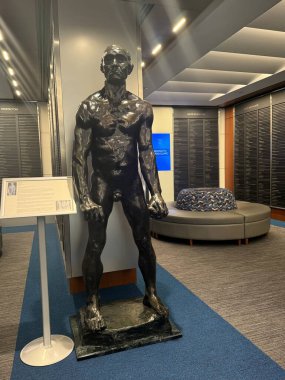 ROCHESTER, MN - 22 Nisan 2025 'te Rochester, Minnesota' daki Mayo Kliniği 'nin modern binası.