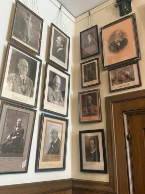 ROCHESTER, MN - 22 Nisan 2025 'te Rochester, Minnesota' daki Mayo Klinik organizasyonunun tarihi Plummer binası.