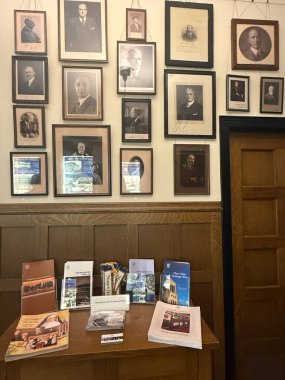 ROCHESTER, MN - 22 Nisan 2025 'te Rochester, Minnesota' daki Mayo Klinik organizasyonunun tarihi Plummer binası.