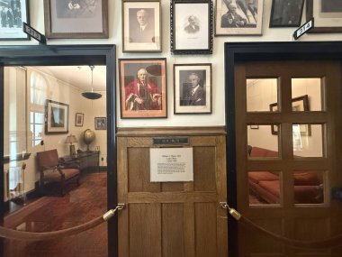 ROCHESTER, MN - 22 Nisan 2025 'te Rochester, Minnesota' daki Mayo Klinik organizasyonunun tarihi Plummer binası.