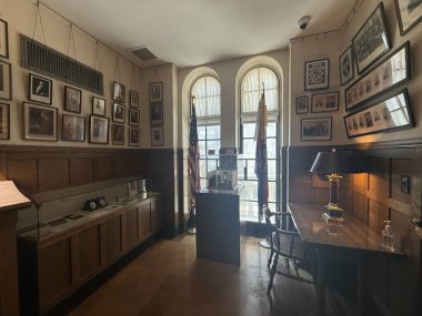 ROCHESTER, MN - 22 Nisan 2025 'te Rochester, Minnesota' daki Mayo Klinik organizasyonunun tarihi Plummer binası.