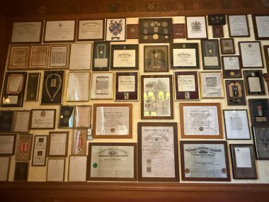 ROCHESTER, MN - 22 Nisan 2025 'te Rochester, Minnesota' daki Mayo Klinik organizasyonunun tarihi Plummer binası.