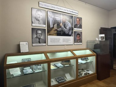 ROCHESTER, MN - 22 Nisan 2025 'te Rochester, Minnesota' daki Mayo Klinik organizasyonunun tarihi Plummer binası.