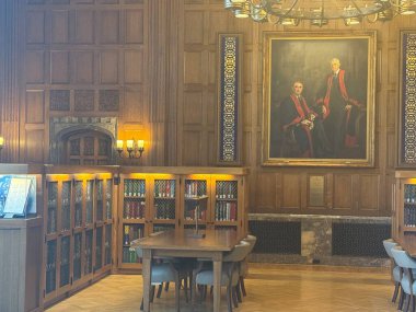 ROCHESTER, MN - 22 Nisan 2025 'te Rochester, Minnesota' daki Mayo Klinik organizasyonunun tarihi Plummer binası.